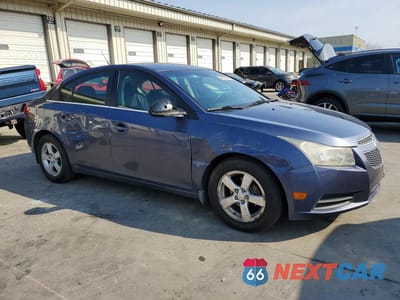Czwarte zdjęcie samochodu z boku: 2013 CHEVROLET CRUZE LT VIN:1G1PC5SB6D7208827 - miniatura