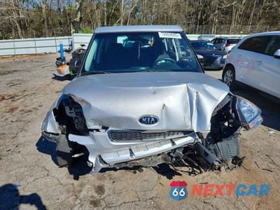 Piąte zdjęcie samochodu w środku: 2010 KIA SOUL BASE VIN:KNDJT2A18A7106090 - miniatura