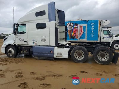 Trzecie zdjęcie samochodu z tyłu: 2022 VOLVO VNL SEMI TRUCK VIN:4V4NC9EHXNN311210 - miniatura