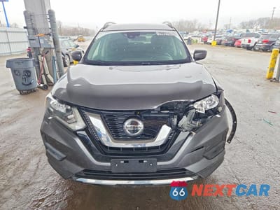 Piąte zdjęcie samochodu w środku: 2019 NISSAN ROGUE S VIN:5N1AT2MT6KC766131 - miniatura