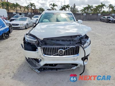 Piąte zdjęcie samochodu w środku: 2022 VOLVO XC90 T6 MOMENTUM VIN:YV4A221K8N1817919 - miniatura