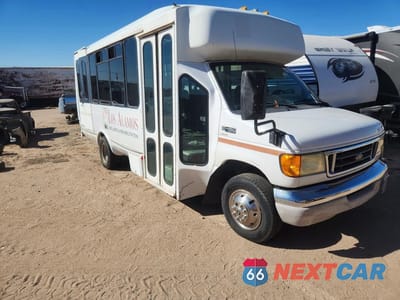 Czwarte zdjęcie samochodu z boku: 2003 FORD E450 SHUTTLE BUS VIN:1FDXE45S33HB85132 - miniatura