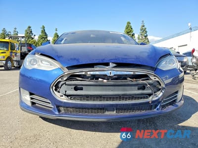 Piąte zdjęcie samochodu w środku: 2015 TESLA MODEL S VIN:5YJSA1E2XFF120162 - miniatura