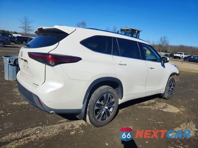 Trzecie zdjęcie samochodu z tyłu: 2021 TOYOTA HIGHLANDER XLE VIN:5TDGZRBH6MS536448 - miniatura