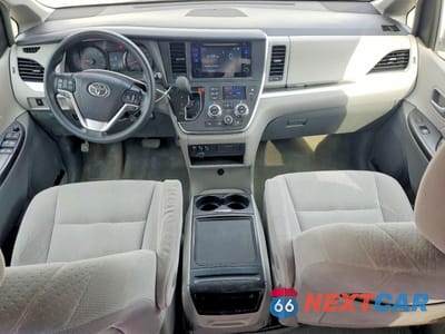 Zdjęcie 8 z 12 samochodu: 2017 TOYOTA SIENNA LE 8-PASSENGER VIN:5TDKZ3DC5HS808048 - miniatura