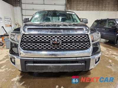 Piąte zdjęcie samochodu w środku: 2018 TOYOTA TUNDRA SR5 VIN:5TFCW5F11JX023692 - miniatura