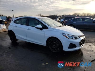 Czwarte zdjęcie samochodu z boku: 2019 CHEVROLET CRUZE LS VIN:3G1BC6SM8KS528957 - miniatura