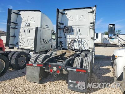 Czwarte zdjęcie samochodu z boku: 2020 FREIGHTLINER CASCADIA 126 SEMI TRUCK VIN:3AKJHHDR8LSLV6989 - miniatura