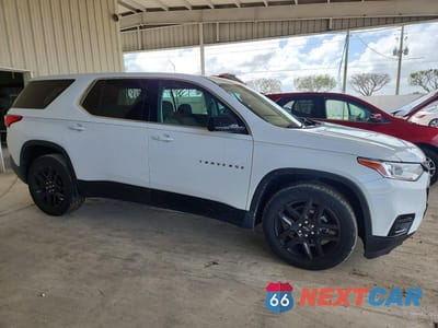 Czwarte zdjęcie samochodu z boku: 2019 CHEVROLET TRAVERSE LS VIN:1GNERFKW3KJ133999 - miniatura