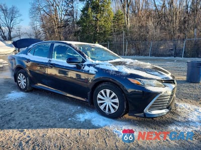 Czwarte zdjęcie samochodu z boku: 2021 TOYOTA CAMRY HYBRID LE VIN:4T1H31AK9MU027014 - miniatura