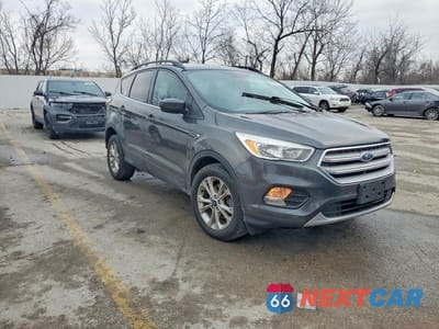 Czwarte zdjęcie samochodu z boku: 2018 FORD ESCAPE SE VIN:1FMCU0GD2JUB07227 - miniatura