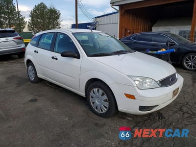 Czwarte zdjęcie samochodu z boku: 2005 FORD FOCUS ZX5 VIN:3FAHP37N25R122177 - miniatura