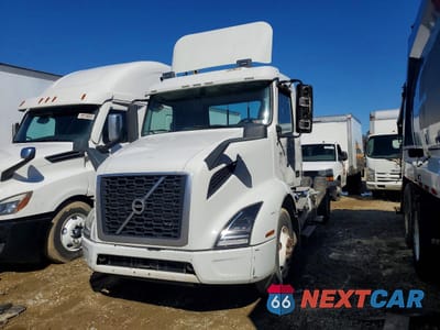 Drugie zdjęcie samochodu z przodu: 2019 VOLVO VNR SEMI TRUCK VIN:4V4W19DF2KN217893 - miniatura