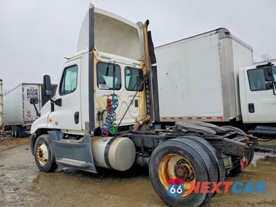 Trzecie zdjęcie samochodu z tyłu: 2016 FREIGHTLINER CASCADIA 125 SEMI TRUCK VIN:1FUBGEDV5GLHC5682 - miniatura