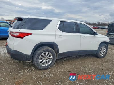 Trzecie zdjęcie samochodu z tyłu: 2018 CHEVROLET TRAVERSE LS VIN:1GNERFKW7JJ151159 - miniatura