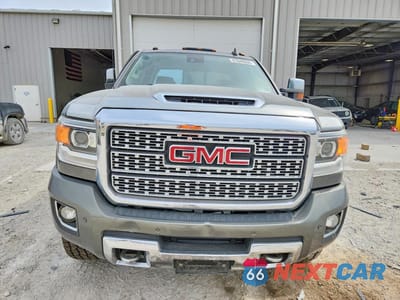 Piąte zdjęcie samochodu w środku: 2018 GMC SIERRA K2500 DENALI VIN:1GT12UEY7JF193041 - miniatura