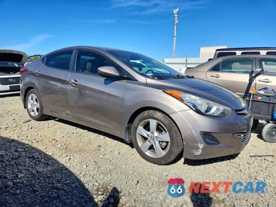 Czwarte zdjęcie samochodu z boku: 2013 HYUNDAI ELANTRA GLS VIN:5NPDH4AE6DH399498 - miniatura