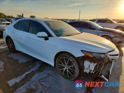 Czwarte zdjęcie samochodu z boku: 2021 TOYOTA CAMRY SE VIN:4T1G11AK0MU545241 - miniatura