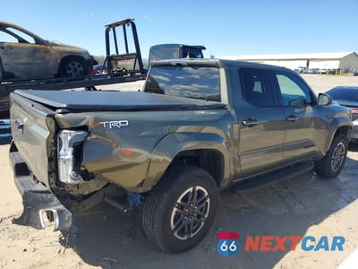 Trzecie zdjęcie samochodu z tyłu: 2025 TOYOTA TACOMA TRD SPORT VIN:3TMLB5JN2SM150528 - miniatura