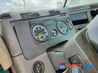 Zdjęcie 8 z 10 samochodu: 2018 FREIGHTLINER CASCADIA 113 SEMI TRUCK VIN:3AKBGADV0JSJL4388 - miniatura