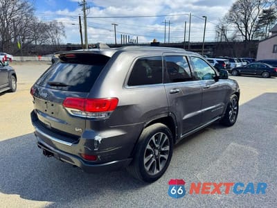 Czwarte zdjęcie samochodu z boku: 2018 JEEP GRAND CHEROKEE OVERLAND VIN:1C4RJFCGXJC309927 - miniatura