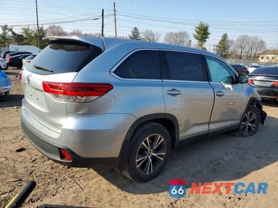 Trzecie zdjęcie samochodu z tyłu: 2019 TOYOTA HIGHLANDER LE VIN:5TDBZRFH7KS722825 - miniatura