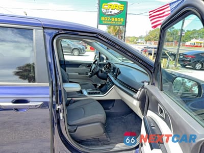 Piąte zdjęcie samochodu w środku: 2023 KIA CARNIVAL LX VIN:KNDNB4H37P6215209 - miniatura