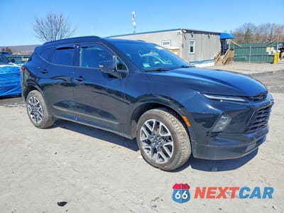 Czwarte zdjęcie samochodu z boku: 2023 CHEVROLET BLAZER RS VIN:3GNKBKRS5PS125475 - miniatura