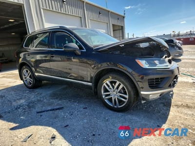Czwarte zdjęcie samochodu z boku: 2016 VOLKSWAGEN TOUAREG TDI VIN:WVGEP9BPXGD003633 - miniatura