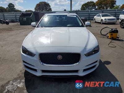 Piąte zdjęcie samochodu w środku: 2019 JAGUAR XE VIN:SAJAS4FX3KCP52465 - miniatura