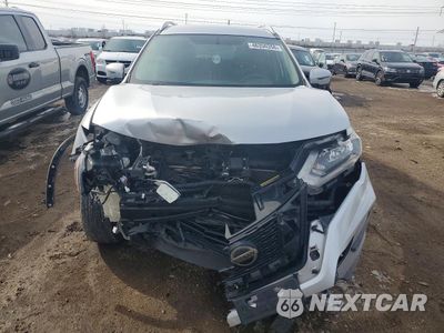 Piąte zdjęcie samochodu w środku: 2018 NISSAN ROGUE SV VIN:KNMAT2MT1JP505937 - miniatura