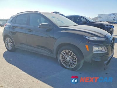 Czwarte zdjęcie samochodu z boku: 2020 HYUNDAI KONA SEL PLUS VIN:KM8K62AA6LU432398 - miniatura