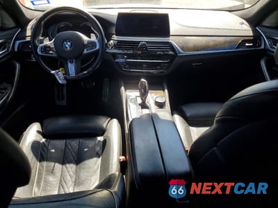 Zdjęcie 8 z 12 samochodu: 2018 BMW M550XI VIN:WBAJB9C58JG463682 - miniatura