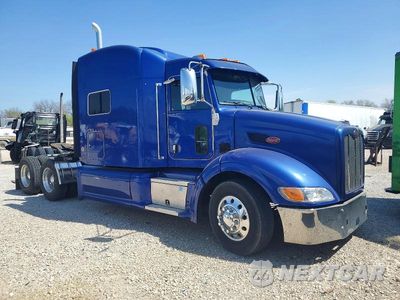 2012 PETERBILT 384 SEMI TRUCK 1XPVDP9X1CD154411 - główne zdjęcie licytacji z USA - miniatura