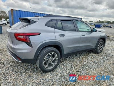 Trzecie zdjęcie samochodu z tyłu: 2025 CHEVROLET TRAX 1LT VIN:KL77LHEP0SC308195 - miniatura