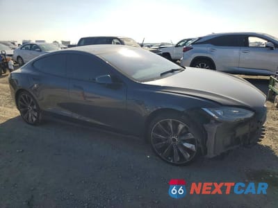 Czwarte zdjęcie samochodu z boku: 2015 TESLA MODEL S 85 VIN:5YJSA1H12FF083546 - miniatura
