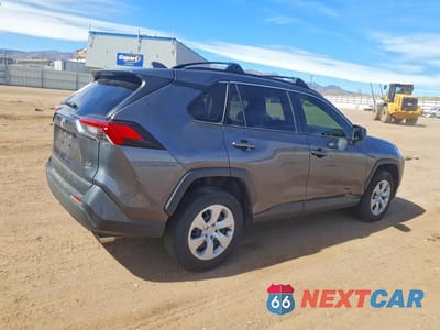 Trzecie zdjęcie samochodu z tyłu: 2020 TOYOTA RAV4 LE VIN:JTMF1RFV5LD057368 - miniatura