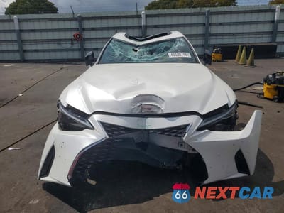 Piąte zdjęcie samochodu w środku: 2024 LEXUS IS 300 BASE VIN:JTHCA1D28R5132725 - miniatura