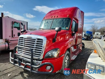 Drugie zdjęcie samochodu z przodu: 2018 FREIGHTLINER CASCADIA 125 SEMI TRUCK VIN:1FUJGLDR7JLJL4720 - miniatura
