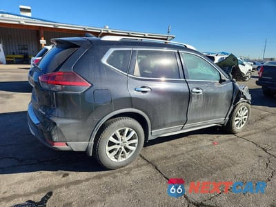 Trzecie zdjęcie samochodu z tyłu: 2018 NISSAN ROGUE SV VIN:5N1AT2MV3JC816905 - miniatura