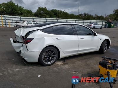 Trzecie zdjęcie samochodu z tyłu: 2021 TESLA MODEL 3 VIN:5YJ3E1EA3MF978506 - miniatura