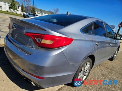 Czwarte zdjęcie samochodu z boku: 2017 HYUNDAI SONATA BASE VIN:5NPE24AF6HH573686 - miniatura