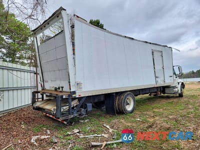 Trzecie zdjęcie samochodu z tyłu: 2011 INTERNATIONAL 4300 BOX TRUCK VIN:1HTMMAALXBH316503 - miniatura