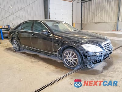 Czwarte zdjęcie samochodu z boku: 2013 MERCEDES-BENZ S 550 4MATIC VIN:WDDNG9EB1DA506586 - miniatura