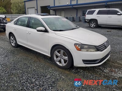 Czwarte zdjęcie samochodu z boku: 2013 VOLKSWAGEN PASSAT SE VIN:1VWBP7A32DC062622 - miniatura
