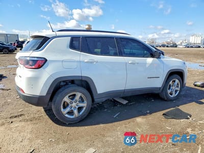 Trzecie zdjęcie samochodu z tyłu: 2023 JEEP COMPASS LATITUDE VIN:3C4NJDBN2PT553250 - miniatura
