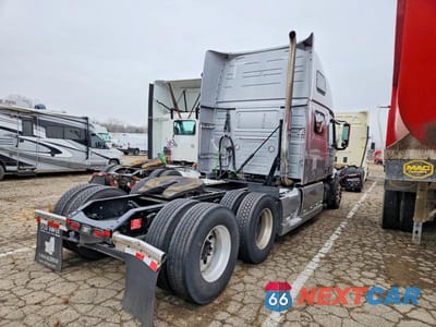 Czwarte zdjęcie samochodu z boku: 2020 VOLVO VNL SEMI TRUCK VIN:4V4NC9EH3LN213522 - miniatura