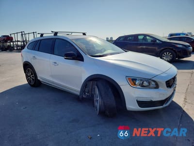 Czwarte zdjęcie samochodu z boku: 2017 VOLVO V60 CROSS COUNTRY PREMIER VIN:YV440MWK5H1038683 - miniatura