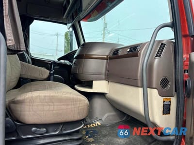 Piąte zdjęcie samochodu w środku: 2014 VOLVO VNL TRUCKS SEMI TRUCK VIN:4V4NC9TJ6EN177222 - miniatura