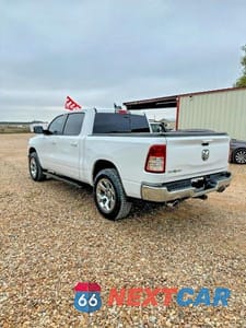 Trzecie zdjęcie samochodu z tyłu: 2022 RAM 1500 BIG HORN VIN:1C6RREFT9NN275976 - miniatura